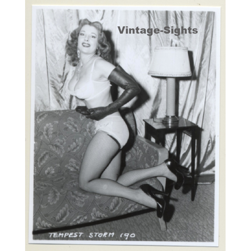 Irving Klaw: Racy Blonde Kneeling On Couch - Gloves TEMPEST STORM 190 / Pin-Up - BDSM (Vintage Photo USA)