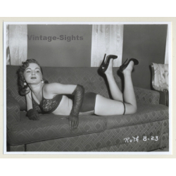 Irving Klaw: Slim Female Lingers On Couch RUTH B-23 / Pin-Up - BDSM (Vintage Photo USA)