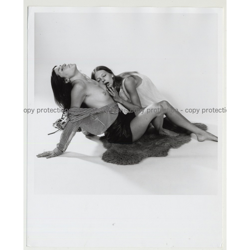 2 Elegant 70s Semi Nudes On Sheep Fur / Breast - Lesbian INT (Vintage Photo Master 60s/70s)