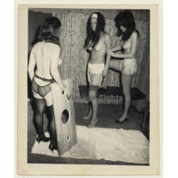 2 Semi Nude Mistresses & Maid In Pillory*1 / BDSM (Vintage Photo ~1950s/1960s)
