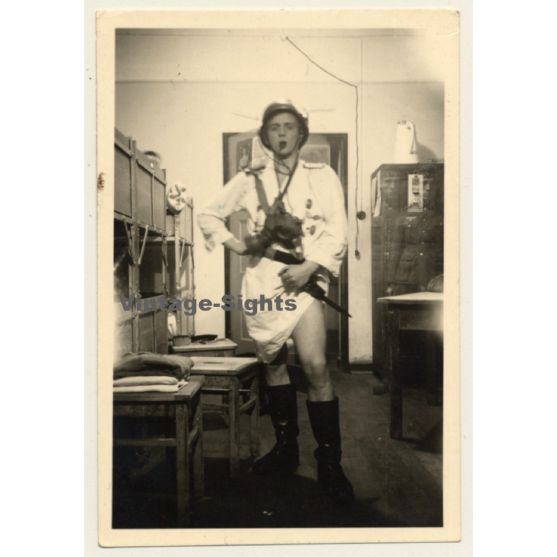 Queer German Soldier Shows Leg / WW2 - Gay INT (Vintage Photo 1930s/1940s)