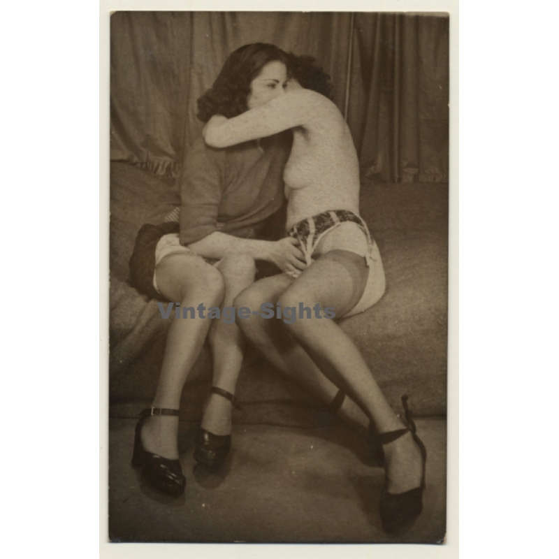 Dressed & Nude Female Fool Around*1 / Lesbian INT (Vintage Photo ~1930s/1940s)