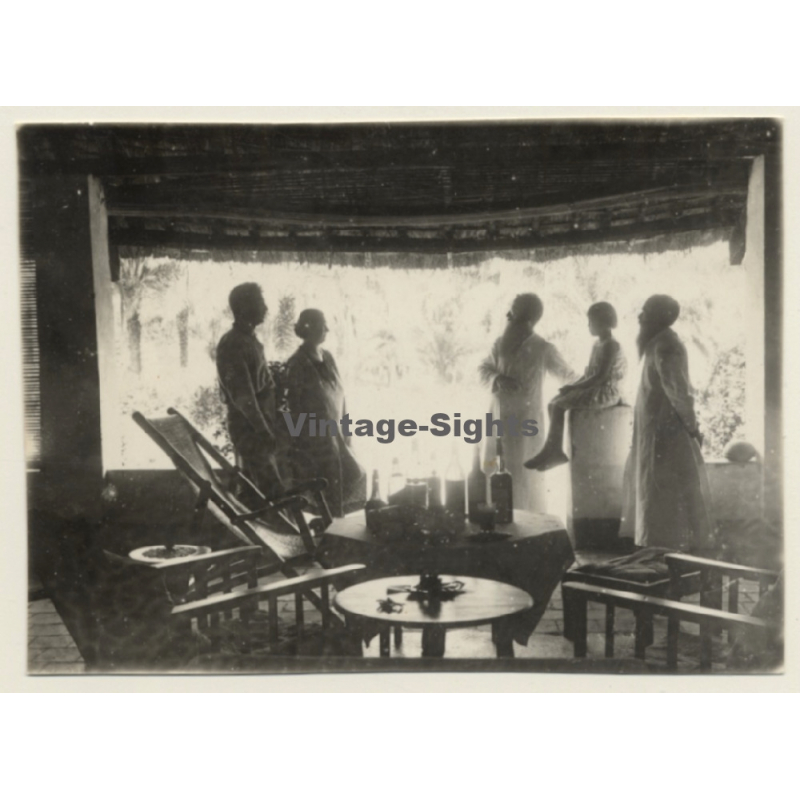 Congo Belge: Missionaries On Porch With Colonial Family (Vintage Photo 1920s) Congo Belge: Missionaries On Porch With Colonial Family (Vintage Photo 1920s)