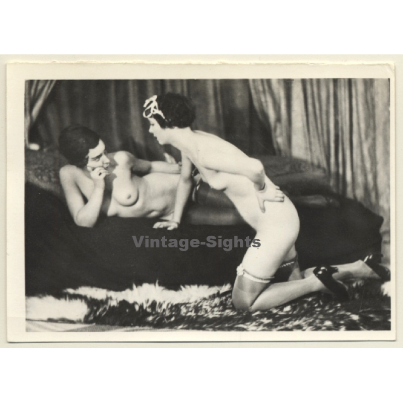 2 Elegant Slim Nudes On Chaisselongue / Lesbian INT (Vintage Photo France ~1920s/1930s)