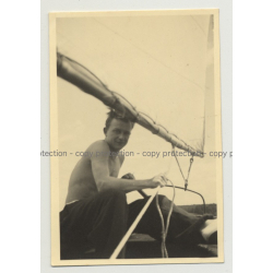 Handsome Guy On The Tiller / Sailing - Gay INT (Vintage Photo B/W 1930s/40s)