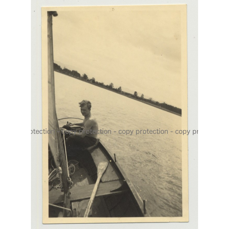 Handsome Guy On The Tiller 2 / Sailing - Gay INT (Vintage Photo B/W 1930s/40s)