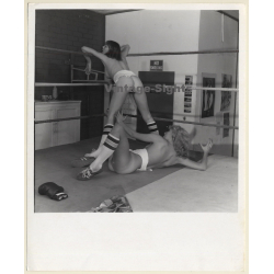2 Slim Nudes In Boxing Ring / Socks - Legs - Lesbian INT (Vintage Photo Master B/W ~1970s)