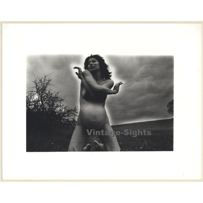 Jerri Bram (1942): Artistic Take Of Pregnant Nude Kneeling Meadow (Vintage Photo ~1970s) Jerri Bram (1942): Artistic Take Of Pregnant Nude Kneeling Meadow (Vintage Photo ~1970s)