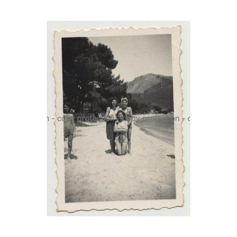 Mallorca - Playa Formentor: 3 Girls & Beach (Vintage Photo B/W 1946) Mallorca - Playa Formentor: 3 Girls & Beach (Vintage Photo B/W 1946)