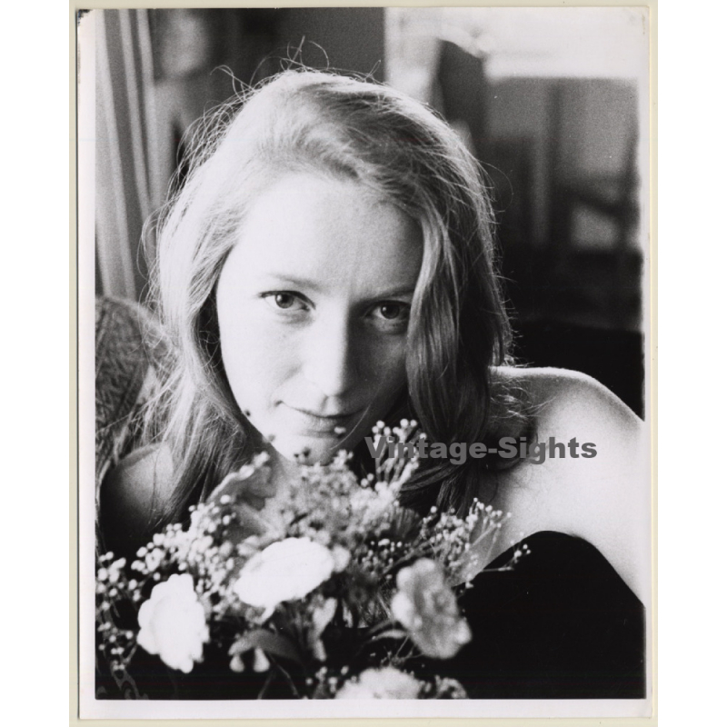 Jerri Bram (1942): Portrait Of Pretty Blonde Female With Flowers (Vintage Photo ~1970s)
