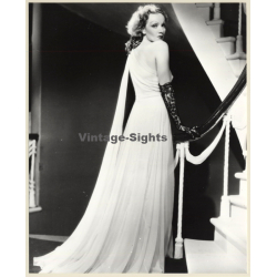 Great Take Of Marlene Dietrich In White Robe (Vintage Press Photo 1970s/1980s)