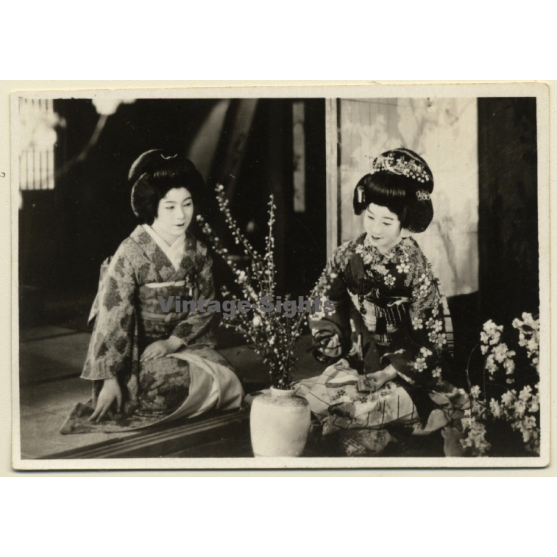 Japan: 2 Geishas Arranging Flower Bouquet / Kimono (Vintage Photo ~1930s)
