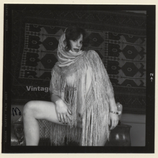 Beautiful Semi Nude With Fancy Top*1 / Eyes (Vintage Contact Sheet Photo 1970s)