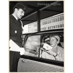 Paris: Ingrid Bergman Gives Autograph To Policeman (Vintage Press Photo 1963)