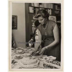 Ingrid Bergman Slicing Birthday Cake Of Her Twins Isabella & Isotta (Vintage Press Photo 1953)