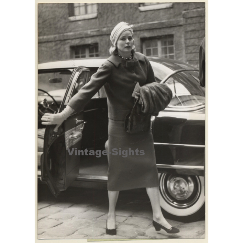 Ingrid Bergman In Front Of Car / L'Academie Francaise (Vintage Press Photo 1957)