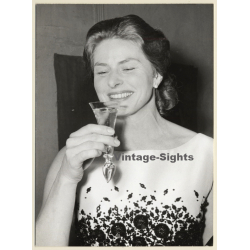 Ingrid Bergman Drinking Champagne / Cristal De L'Ile De France (Vintage Press Photo 1963)
