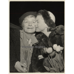 Ingrid Bergman Kisses Her Aunt Mrs. Vital Of Copenhagen (Vintage Press Photo 1958)