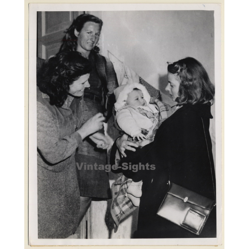 Ingrid Bergman Visits Farfa Refugee Camp (Vintage Press Photo 1949)