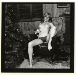 Erotic Model Candy Vaughan Undresses*11 / Topless - Sitting (Vintage Contact Sheet Photo 1972)
