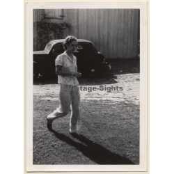 Cool Snapshot: Woman In Pyjamas Walking Through Backyard / Oldtimer (Vintage Photo ~1930s/1940s)