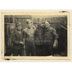Handsome Topless Soldier & His Comrades / Gay INT (Vintage Photo 1930s/1940s)