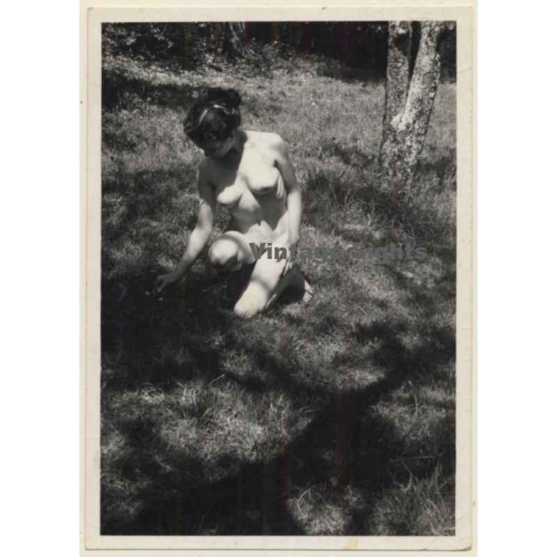 Slim Natural Nude In Garden *5 / Kneeling On Meadow (Vintage Photo France ~1940s/1950s)