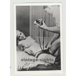 Photographer Peeks Under Models Panties / Rolleiflex? (Vintage Photo 1950s/60s)