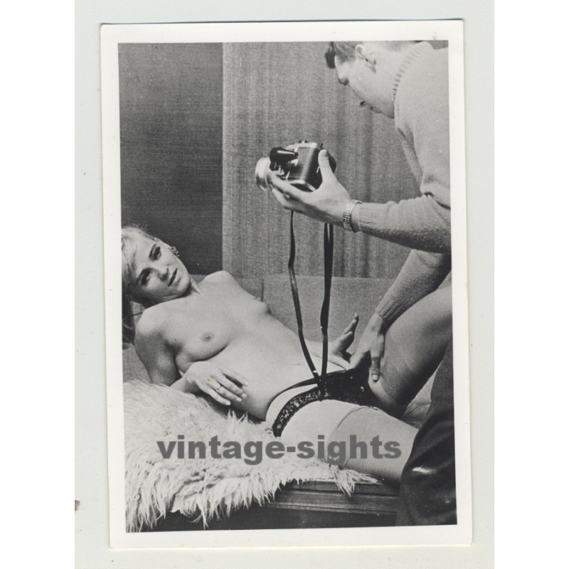 Photographer Peeks Under Models Panties / Rolleiflex? (Vintage Photo 1950s/60s)