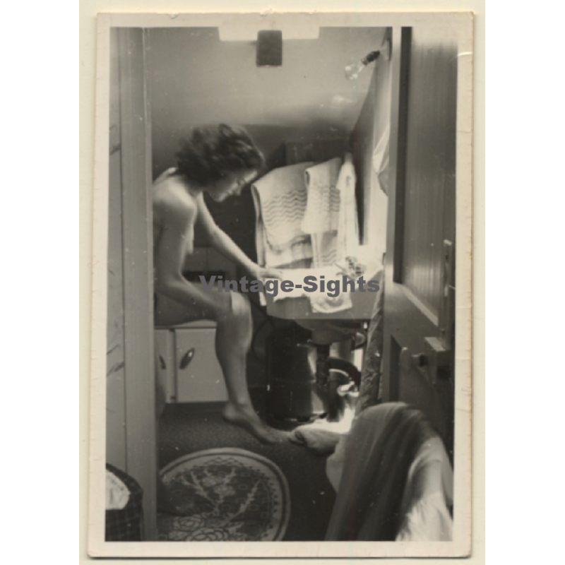Great Snapshot Of Nude Female Sitting In Wardrobe (Vintage Photo France ~1940s/1950s)