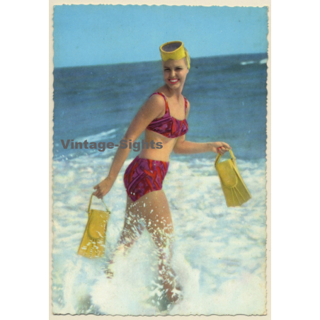 Pin-up Girl In The Surf / Diving Mask - Fins - Bikini (Vintage PC C.Y.Z. 1960s)