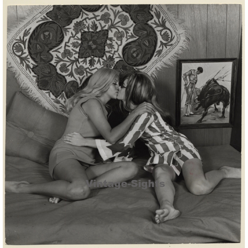 Erotic Study: 2 Dressed Blondes Kissing On Bed / Feet - Lesbian INT (Vintage Photo KORENJAK 1970s/1980s)