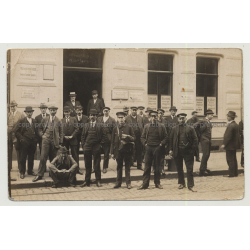 German Boatmen In Front Of Schiffer Verband Rheingold Zahlstelle (Vintage Photo PC  ~1920s)