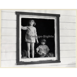 Jerri Bram (1942): Intense Take Of 2 Kids Looking Out Of Window (Vintage Photo ~1970s)