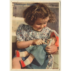 Mädchen spielt mit Käthe Kruse Puppe *2 (Vintage PC 1942)