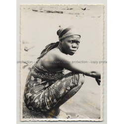 African Woman W. Headscarf In Sarong (Vintage Photo B/W Africa 1940s/1950s)