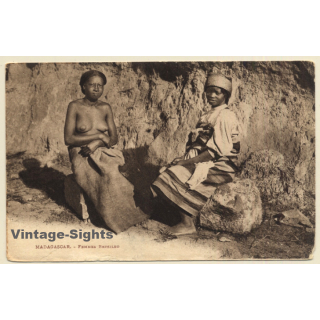 Madagascar: Femmes Betsileo / Topless - Risqué - Ethnic (Vintage PC ~1910s/1920s)