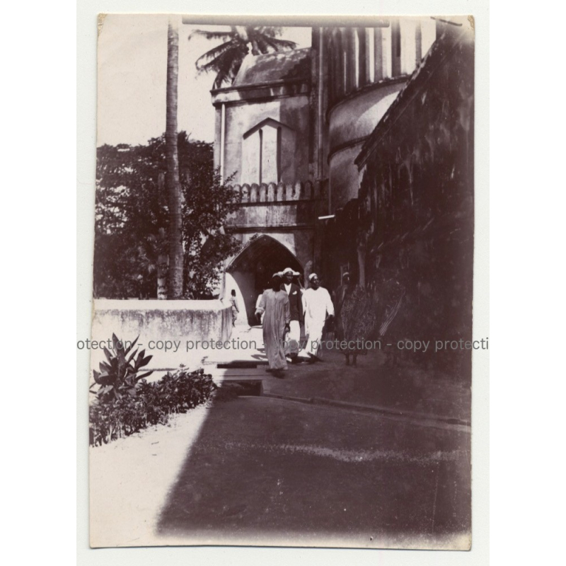 A.R.P. De Lord: African Men In Stone Town - Zanzibar (Vintage Photo ~1920s/1930s) A.R.P. De Lord: African Men In Stone Town - Zanzibar (Vintage Photo ~1920s/1930s)