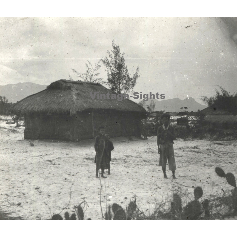 Annam / Vietnam: Indigenous Family In Front Of Straw Hut (Vintage Stereo Glass Plate ~1920s/1930s) Annam / Vietnam: Indigenous Family In Front Of Straw Hut (Vintage Stereo Glass Plate ~1920s/1930s)