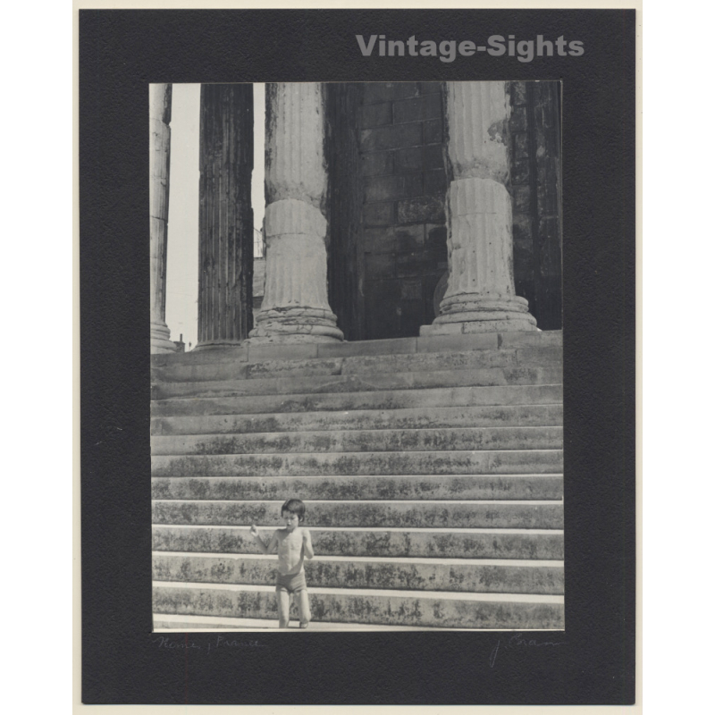 Jerri Bram (1942): Little Boy On Stairs Of Maison Carré in Nîmes (Signed Vintage Photo ~1970s)