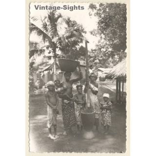 Famille Africaine Pilant Riz / Traditional Clothes - Topless (Vintage RPPC)