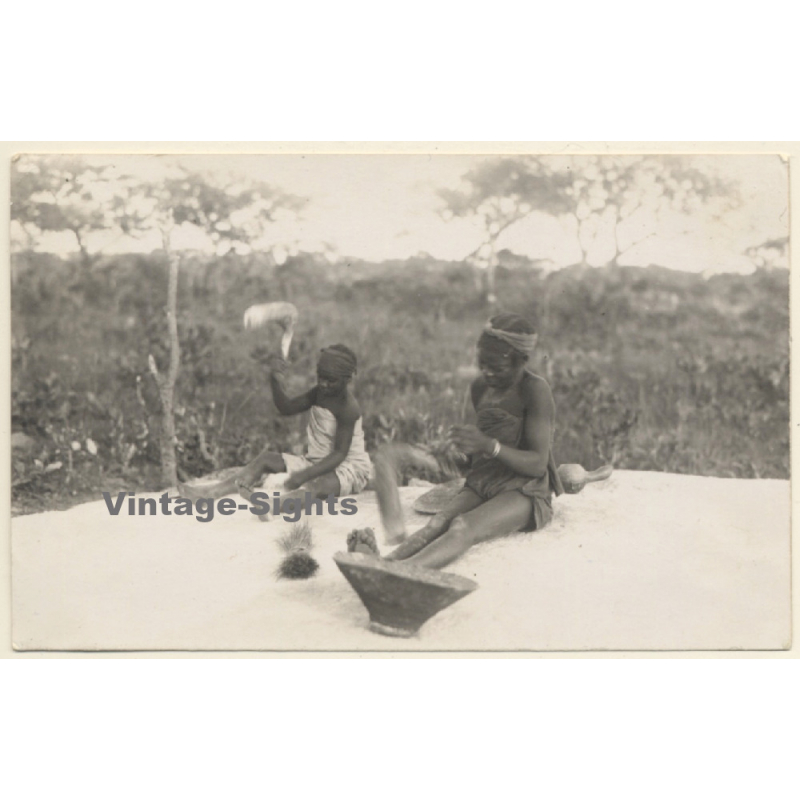 Orange Free State (South Africa): 2 Native Girls Pounding Corn / Ethnic (Vintage RPPC 1925) Orange Free State (South Africa): 2 Native Girls Pounding Corn / Ethnic (Vintage RPPC 1925)