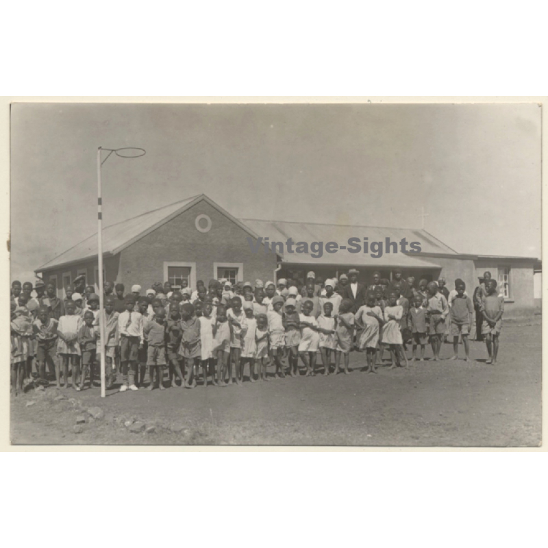 Winburg / Orange Free State (South Africa): Indigenous Kids In Front Of School (Vintage RPPC 1931) Winburg / Orange Free State (South Africa): Indigenous Kids In Front Of School (Vintage RPPC 1931)