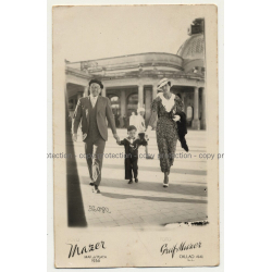 Foto Mazer: Parents & Baby Boy On Stroll / Mar De Plata - B. A. (Vintage Photo PC 1936)