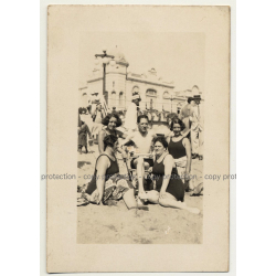Man Surrounded By Women / Playa Mar Del Plata - B. A. (Vintage Photo PC 1932)