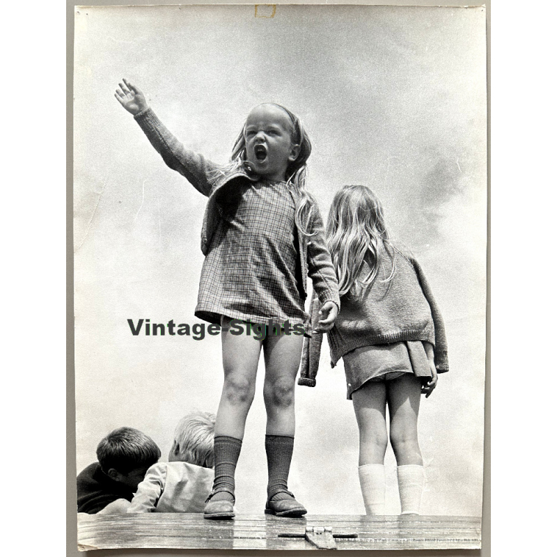 Great Take Of Little Blonde Girl Shouting (Vintage Photo 40 x 30 CM ~1970s) Great Take Of Little Blonde Girl Shouting (Vintage Photo 40 x 30 CM ~1970s)