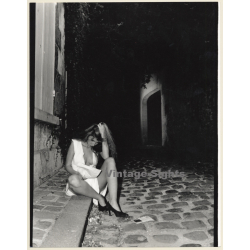 Artistic Erotic Study: Blonde Female Sitting On Sidewalk Of Alley / Boobs Flash (Vintage Photo France 31 x 24 CM 1980s)