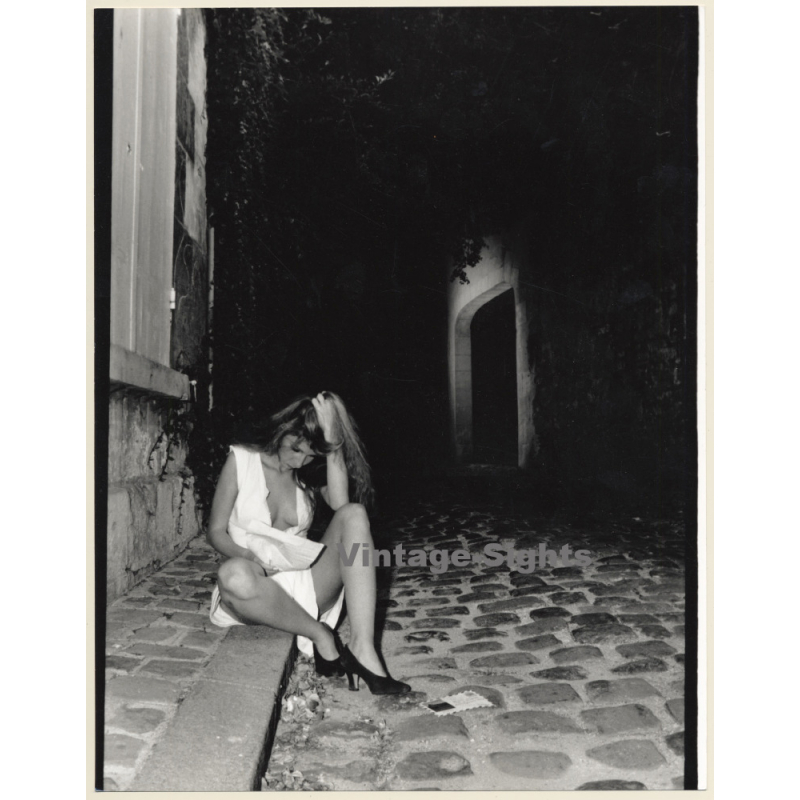 Artistic Erotic Study: Blonde Female Sitting On Sidewalk Of Alley / Boobs Flash (Vintage Photo France 31 x 24 CM 1980s) Artistic Erotic Study: Blonde Female Sitting On Sidewalk Of Alley / Boobs Flash (Vintage Photo France 31 x 24 CM 1980s)