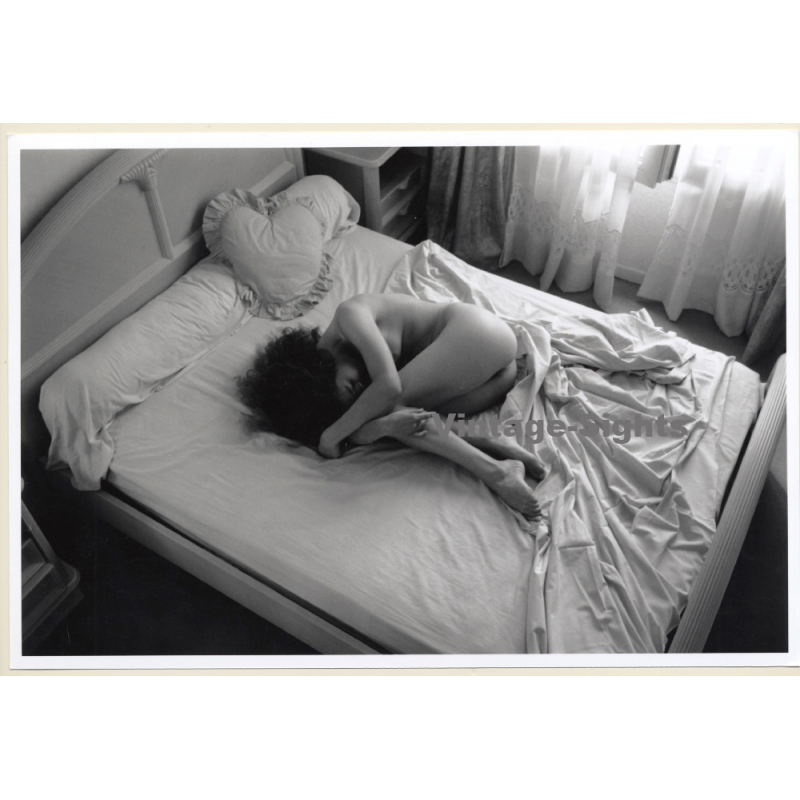 Artistic Erotic Study: Slim Darkhaired Nude Curled Up On Bed (Vintage Photo France 21 x 31 CM 1980s)
