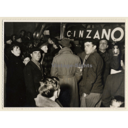 Group Of People In Front Of Cinzano Publicity Bus *2 (Vintage Press Photo France ~1950s)